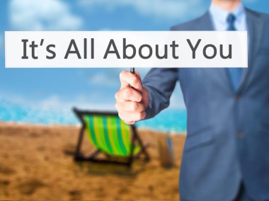 İş yaratma - dokunmatik ekran butonuna işadamı el basarak 