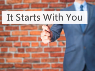 İş yaratma - dokunmatik ekran butonuna işadamı el basarak 