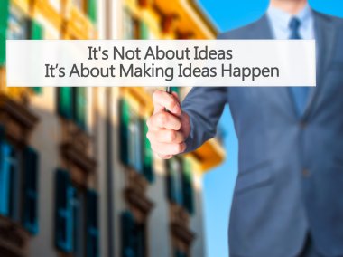 İş yaratma - dokunmatik ekran butonuna işadamı el basarak 