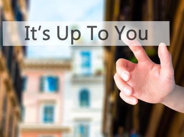 İş yaratma - dokunmatik ekran butonuna işadamı el basarak 