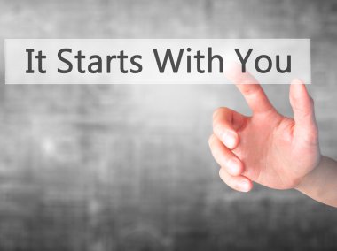 İş yaratma - dokunmatik ekran butonuna işadamı el basarak 