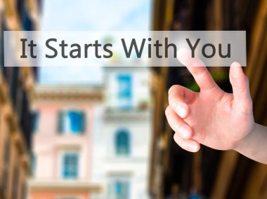 İş yaratma - dokunmatik ekran butonuna işadamı el basarak 