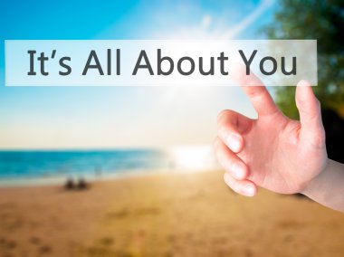 İş yaratma - dokunmatik ekran butonuna işadamı el basarak 