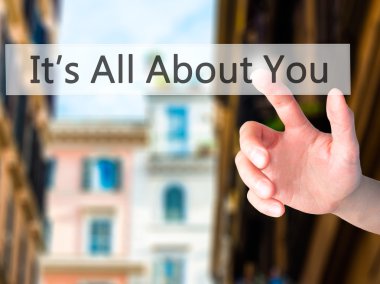 İş yaratma - dokunmatik ekran butonuna işadamı el basarak 