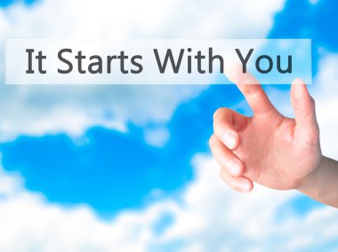 İş yaratma - dokunmatik ekran butonuna işadamı el basarak 