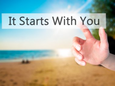 İş yaratma - dokunmatik ekran butonuna işadamı el basarak 