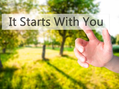 İş yaratma - dokunmatik ekran butonuna işadamı el basarak 