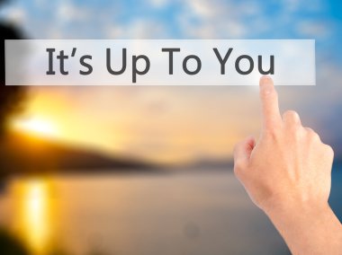 İş yaratma - dokunmatik ekran butonuna işadamı el basarak 