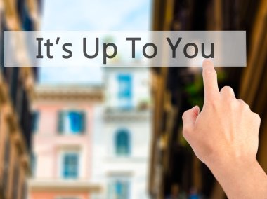 İş yaratma - dokunmatik ekran butonuna işadamı el basarak 