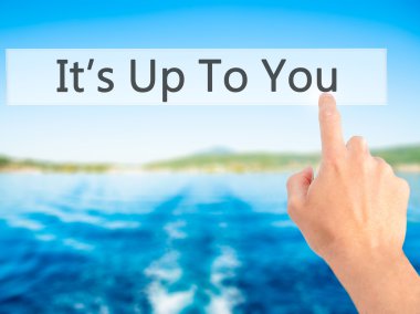 İş yaratma - dokunmatik ekran butonuna işadamı el basarak 