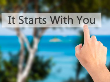 İş yaratma - dokunmatik ekran butonuna işadamı el basarak 