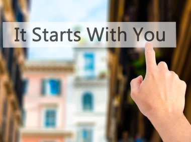 İş yaratma - dokunmatik ekran butonuna işadamı el basarak 