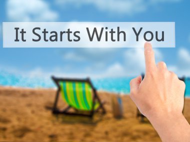 İş yaratma - dokunmatik ekran butonuna işadamı el basarak 