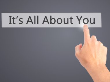 İş yaratma - dokunmatik ekran butonuna işadamı el basarak 