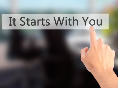 İş yaratma - dokunmatik ekran butonuna işadamı el basarak 