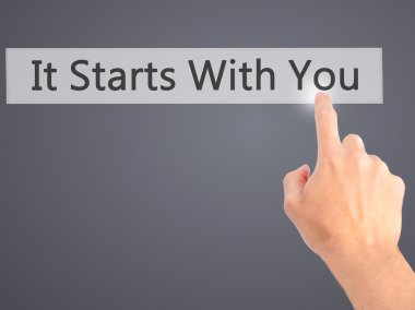 İş yaratma - dokunmatik ekran butonuna işadamı el basarak 