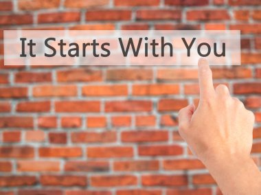 İş yaratma - dokunmatik ekran butonuna işadamı el basarak 