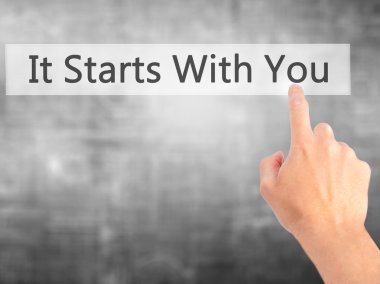 İş yaratma - dokunmatik ekran butonuna işadamı el basarak 