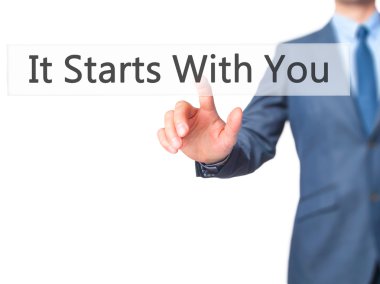 İş yaratma - dokunmatik ekran butonuna işadamı el basarak 