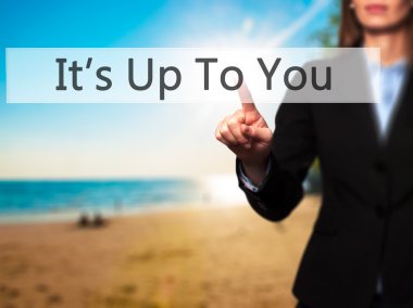 İş yaratma - dokunmatik ekran butonuna işadamı el basarak 