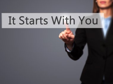 İş yaratma - dokunmatik ekran butonuna işadamı el basarak 