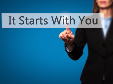 İş yaratma - dokunmatik ekran butonuna işadamı el basarak 