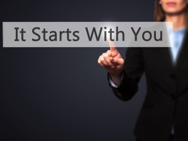 İş yaratma - dokunmatik ekran butonuna işadamı el basarak 