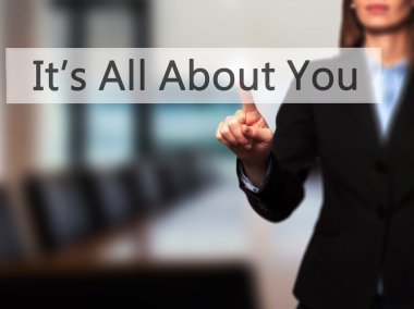 İş yaratma - dokunmatik ekran butonuna işadamı el basarak 