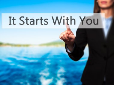 İş yaratma - dokunmatik ekran butonuna işadamı el basarak 