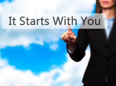 İş yaratma - dokunmatik ekran butonuna işadamı el basarak 