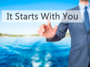 İş yaratma - dokunmatik ekran butonuna işadamı el basarak 