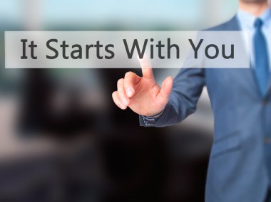 İş yaratma - dokunmatik ekran butonuna işadamı el basarak 