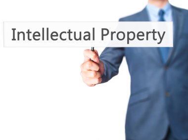 İş yaratma - dokunmatik ekran butonuna işadamı el basarak 