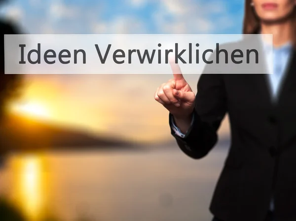 Intellectuele eigendom - zakenvrouw hand te drukken om op — Stockfoto