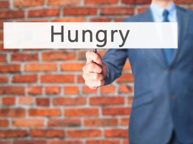 İş yaratma - dokunmatik ekran butonuna işadamı el basarak 