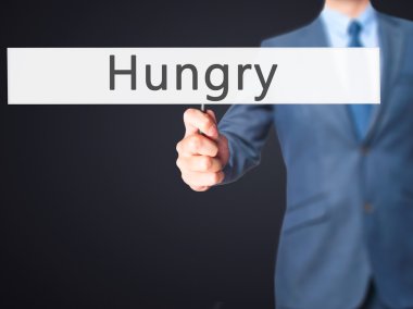 İş yaratma - dokunmatik ekran butonuna işadamı el basarak 