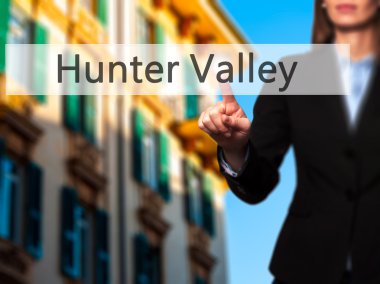 İş yaratma - dokunmatik ekran butonuna işadamı el basarak 