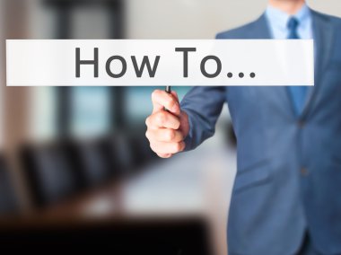 İş yaratma - dokunmatik ekran butonuna işadamı el basarak 