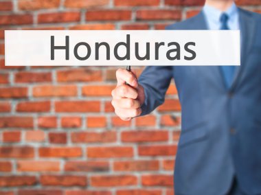 İş yaratma - dokunmatik ekran butonuna işadamı el basarak 