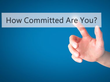 İş yaratma - dokunmatik ekran butonuna işadamı el basarak 