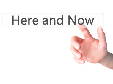 Ücretsiz teklif - dokunmatik ekran butonuna işadamı el basarak