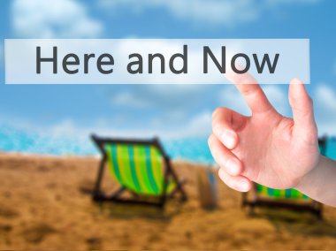 Ücretsiz teklif - dokunmatik ekran butonuna işadamı el basarak