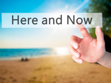 Ücretsiz teklif - dokunmatik ekran butonuna işadamı el basarak