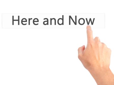 Ücretsiz teklif - dokunmatik ekran butonuna işadamı el basarak