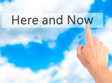 Ücretsiz teklif - dokunmatik ekran butonuna işadamı el basarak