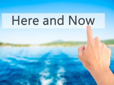 Ücretsiz teklif - dokunmatik ekran butonuna işadamı el basarak