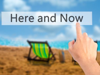 Ücretsiz teklif - dokunmatik ekran butonuna işadamı el basarak