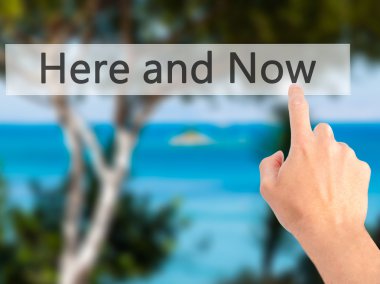 Ücretsiz teklif - dokunmatik ekran butonuna işadamı el basarak