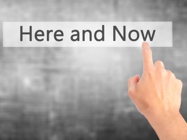 Ücretsiz teklif - dokunmatik ekran butonuna işadamı el basarak