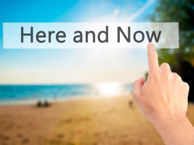 Ücretsiz teklif - dokunmatik ekran butonuna işadamı el basarak